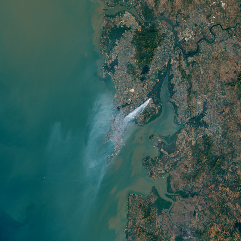 Illustration for article titled Mumbai's Garbage Fire Is So Huge You Can See It From Space